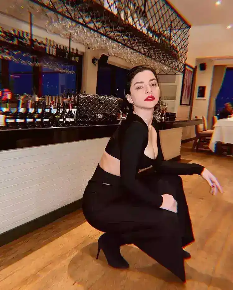 6613e0b7bf0cb915932a1349 Merve Boluğur siyahlara büründü! Takipçileri hayran kaldı