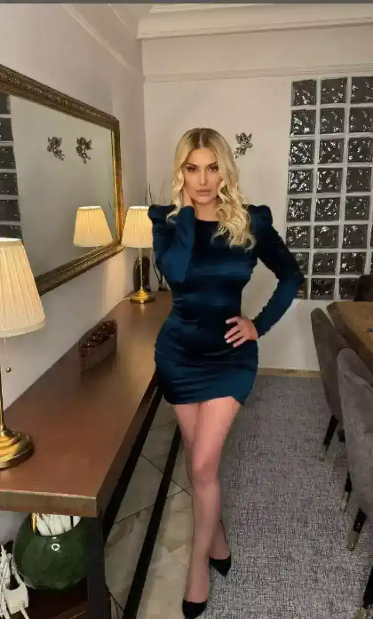 661cc992446a1a97b015fa11 Estetik operasyon rekorunu kırma yolunda emin adımlarla ilerleyen Songül Karlı, kalça estetiği sonrası halini paylaştı