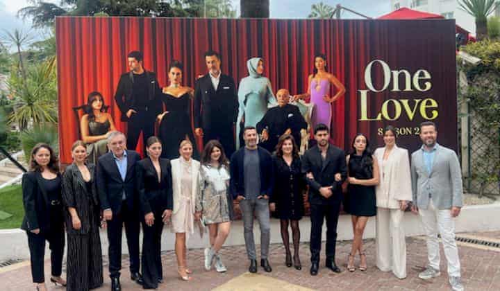 'Kızılcık Şerbeti' oyuncularından Cannes çıkarması 1 ‘Kızılcık Şerbeti’ oyuncularından Cannes çıkarması