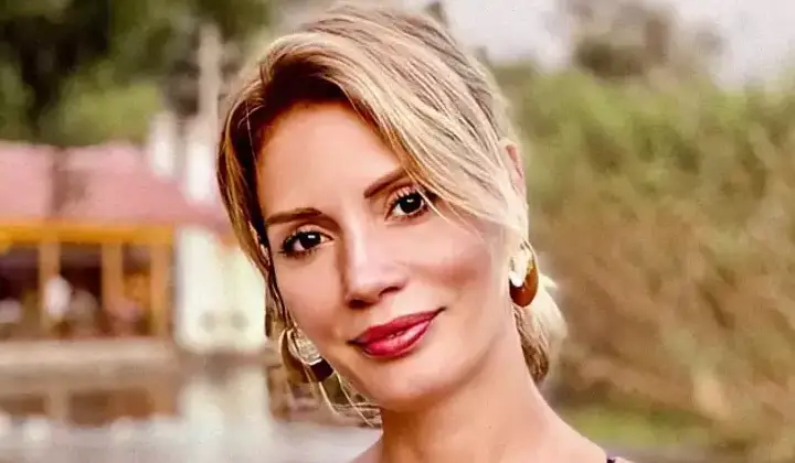 Türkiye'ye dönen Ayça Varlıer yeni imajıyla Nişantaşı sokaklarında 2 Türkiye’ye dönen Ayça Varlıer yeni imajıyla Nişantaşı sokaklarında