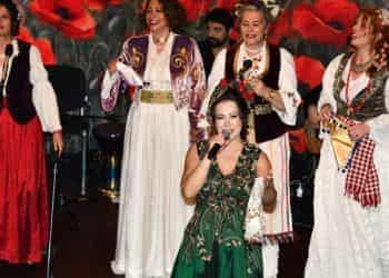 Gülcan Köseoğlu, işitme engelli çocuklar için sahne aldı
