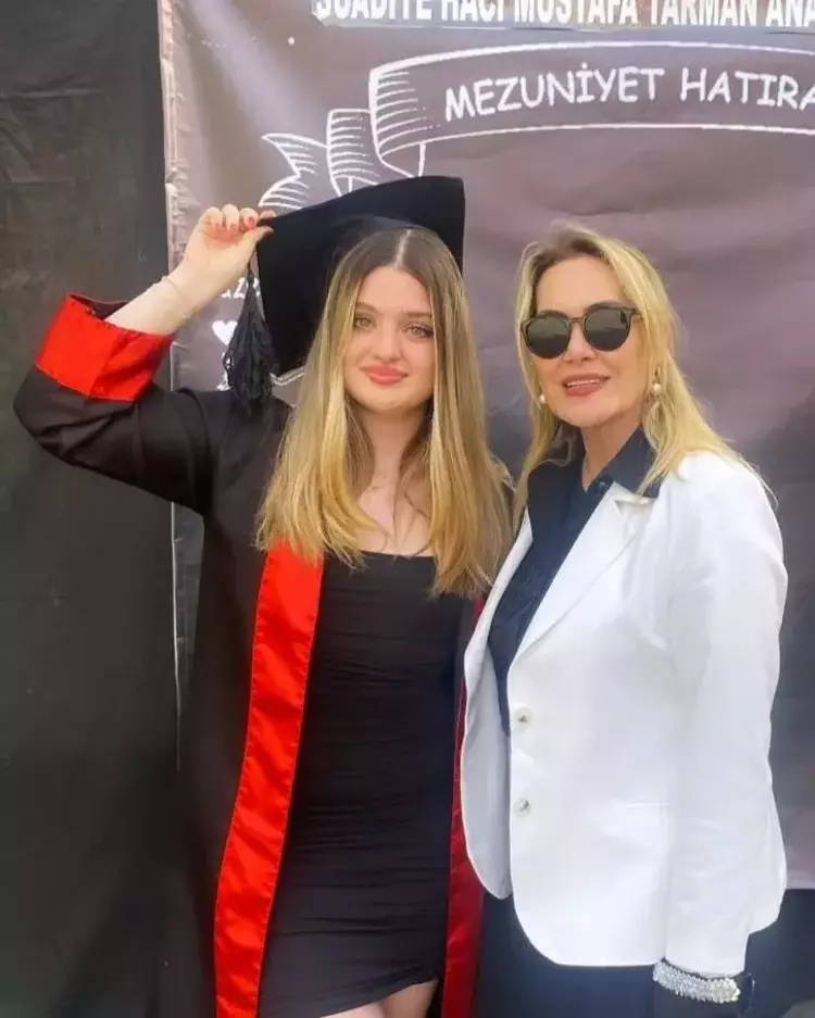 664b2e2a452fd0cdd92b401f Hilal Özdemir ve Hazım Körmükçü'nün kızları Akya, liseden mezun oldu