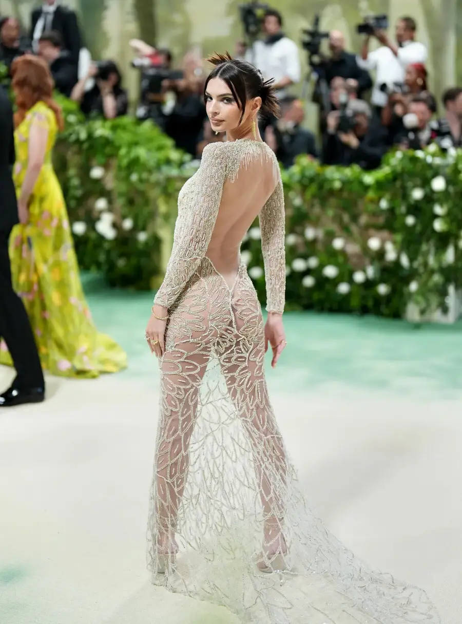 Emily Ratajkowski kwqp superJumbo v2 Emily Ratajkowski, transparan elbisesi ve iç çamaşırsız halleriyle MET Gala'ya damgasını vurdu