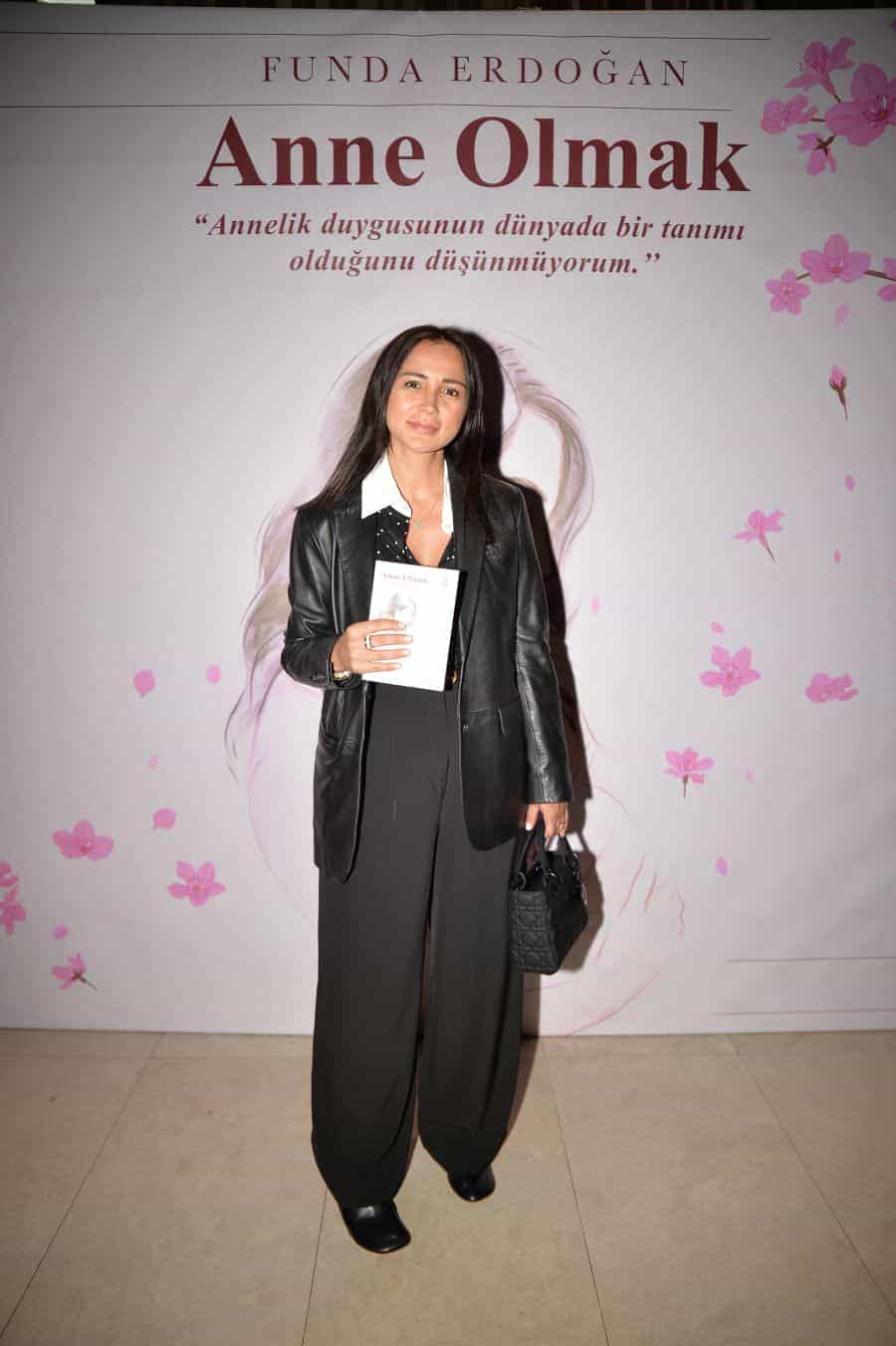 Nigar Sanac Çocuk Gelişim Uzmanı Funda Erdoğan, 'Anne Olmak' isimli ilk kitabının lansmanında dostlarını ağırladı