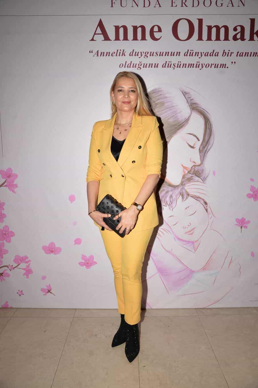 Nilufer cevikel Çocuk Gelişim Uzmanı Funda Erdoğan, 'Anne Olmak' isimli ilk kitabının lansmanında dostlarını ağırladı