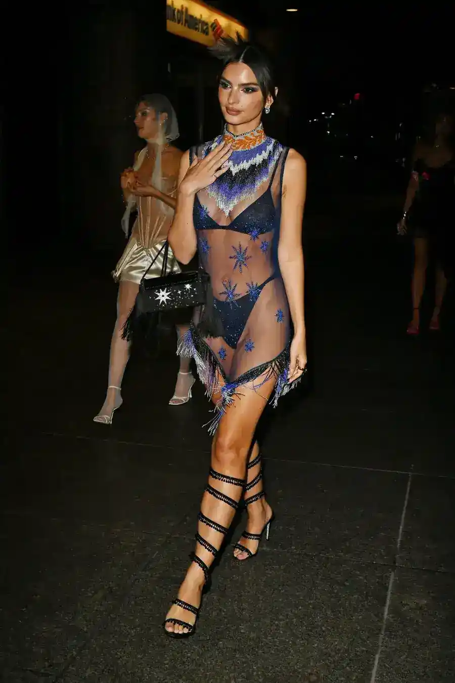 VOGUEUK METAFTERS ER Emily Ratajkowski, transparan elbisesi ve iç çamaşırsız halleriyle MET Gala'ya damgasını vurdu