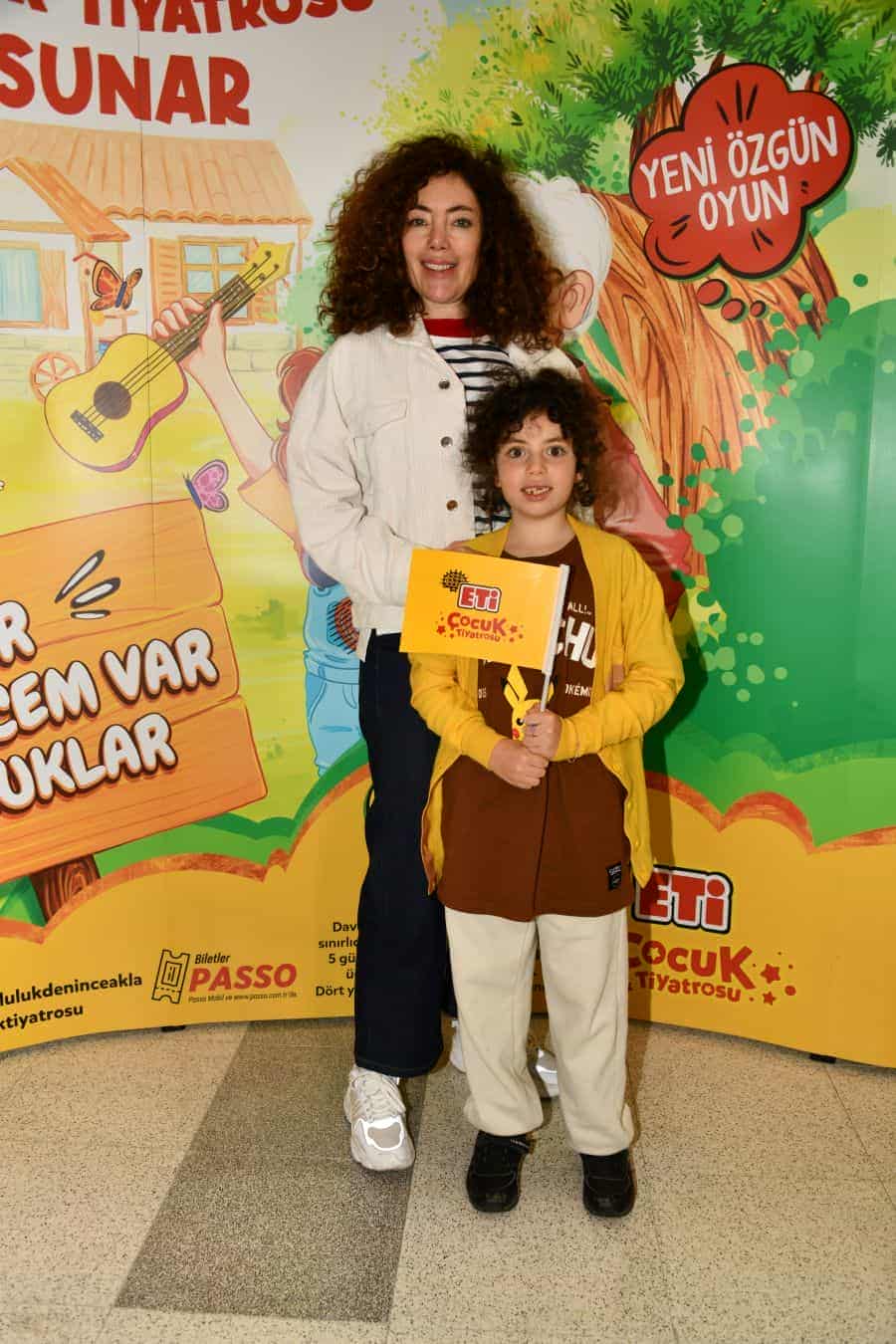ETi Çocuk Tiyatrosu, yeni oyunu 'Bir Bilmecem Var Çocuklar'ın ilk gösterimini ünlü isimlerle gerçekleştirdi 2 akasyasilturkmen ETi Çocuk Tiyatrosu, yeni oyunu 'Bir Bilmecem Var Çocuklar'ın ilk gösterimini ünlü isimlerle gerçekleştirdi