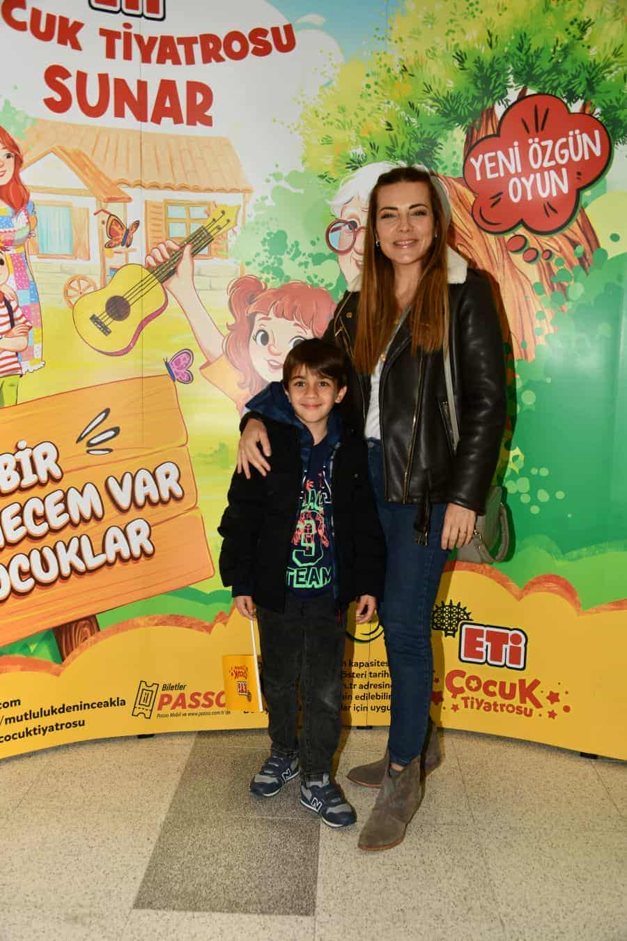 ETi Çocuk Tiyatrosu, yeni oyunu 'Bir Bilmecem Var Çocuklar'ın ilk gösterimini ünlü isimlerle gerçekleştirdi 3 burcukara ETi Çocuk Tiyatrosu, yeni oyunu 'Bir Bilmecem Var Çocuklar'ın ilk gösterimini ünlü isimlerle gerçekleştirdi
