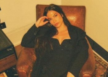 Demet Özdemir, yatakta mini elbiseli pozuyla beğeni rekoru kırdı