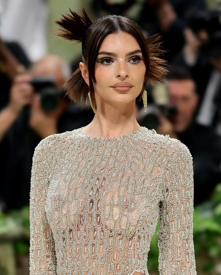 emily transparan1 Emily Ratajkowski, transparan elbisesi ve iç çamaşırsız halleriyle MET Gala'ya damgasını vurdu
