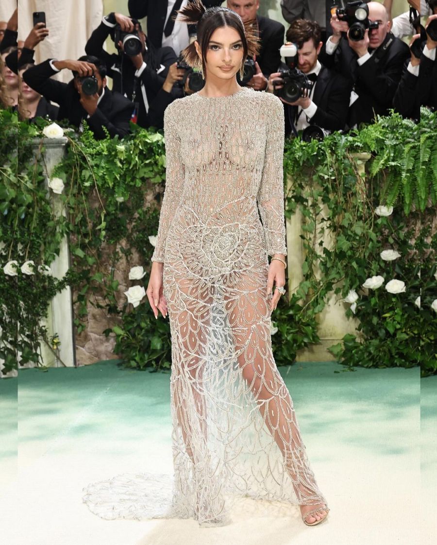 emily transparan2 Emily Ratajkowski, transparan elbisesi ve iç çamaşırsız halleriyle MET Gala'ya damgasını vurdu