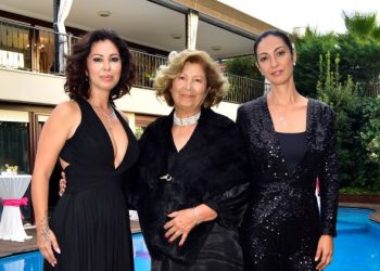 Eser Elgür, kızları Dursen Güver ve Elçin Çakır ile dergimize özel ‘Anneler Günü’ pozu verdi