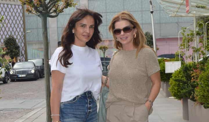 Güzel oyuncu Pelin Karahan, eski dostuyla hasret giderdi