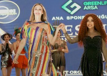Demet Şener’den 250 fermuarlı elbise