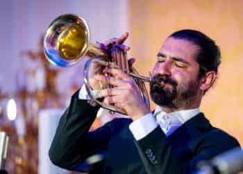 Tolga Bilgin, ilk stüdyo albümü Humani’nin lansman konserinde davetlilere müzikal bir şölen yaşattı