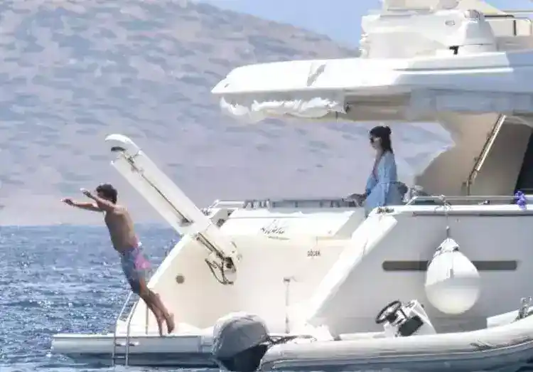 Beren Saat ve Kenan Doğulu tatil sezonunu yine teknede açtı 4 667297388217eb890d3eb0ab Beren Saat ve Kenan Doğulu tatil sezonunu yine teknede açtı