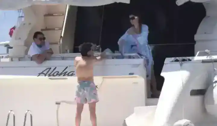 Beren Saat ve Kenan Doğulu tatil sezonunu yine teknede açtı 3 Beren Saat ve Kenan Doğulu tatil sezonunu yine teknede açtı