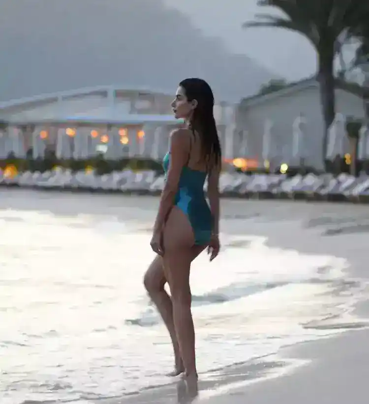 Nesrin Cavadzade'den mayolu kumsal pozu 7 667bcfd38217eb890d3ebc79 Nesrin Cavadzade'den mayolu kumsal pozu