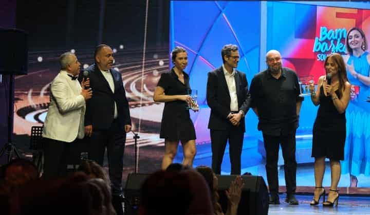 15. Quality Ödülleri’nde ‘En Quality Aktüalite Programı Ödülü’ Ceyda Düvendi ile Bambaşka Sohbetler’in oldu