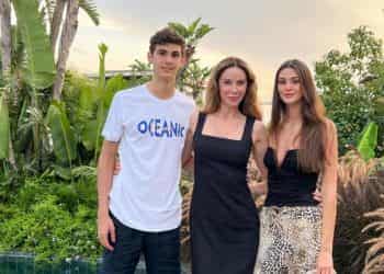 Demet Şener’den nefes kesen havuz pozları