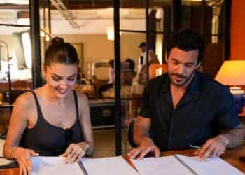 Hande Erçel ve Barış Arduç’u buluşturan ‘Rüzgara Bırak’tan ilk kare