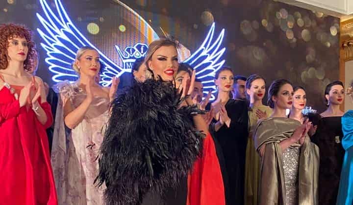 İş insanı Şebnem Demir Fashion Show'da modellere taş çıkardı 2 İş insanı Şebnem Demir Fashion Show’da modellere taş çıkardı