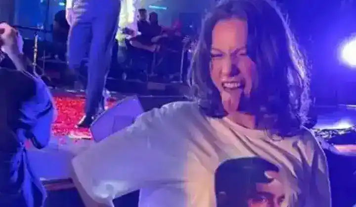 Serenay Sarıkaya sevgilisi Mert Demir’i konserinde yalnız bırakmadı
