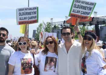 Adalet Mitingi, ünlü oyuncuların yoğun katılımıyla büyük ses getirdi.