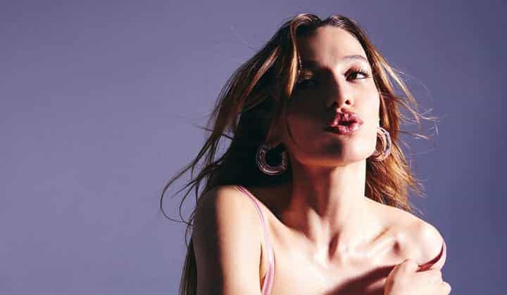 Karşısında magazincileri gören Sümeyye Aydoğan'dan anlamsız tavırlar 3 Karşısında magazincileri gören Sümeyye Aydoğan’dan anlamsız tavırlar