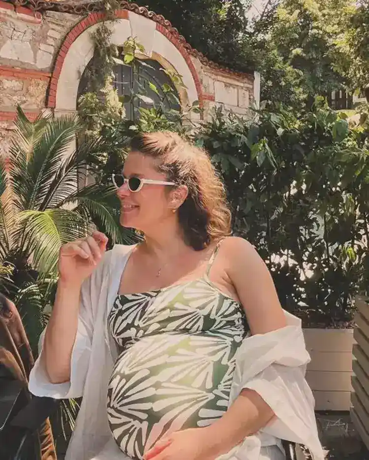 6683a6cbc527016c8cb8f12f Burcu Biricik'ten karnı burnunda pozlar
