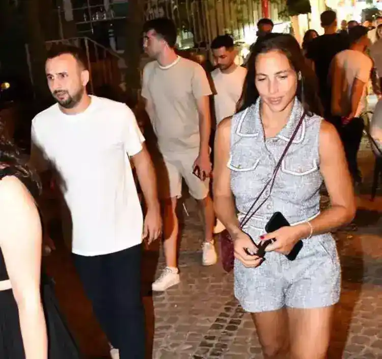 669df510242e94c9b93923fe Zehra Çilingiroğlu ve sevgilisi Mürsel Kaya Çeşme'de görüntülendi