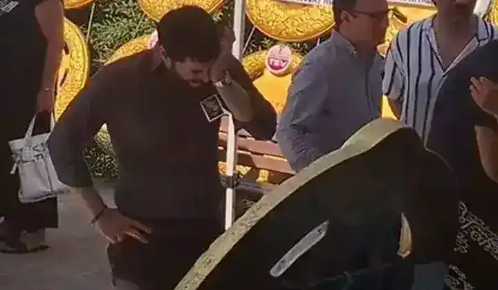 Akın Akınözü, annesini son yolculuğuna uğurladı 1 Akın Akınözü, annesini son yolculuğuna uğurladı