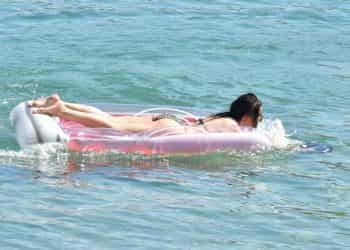 Güzel şarkıcı Çağla, deniz yatağında uyuyakaldı
