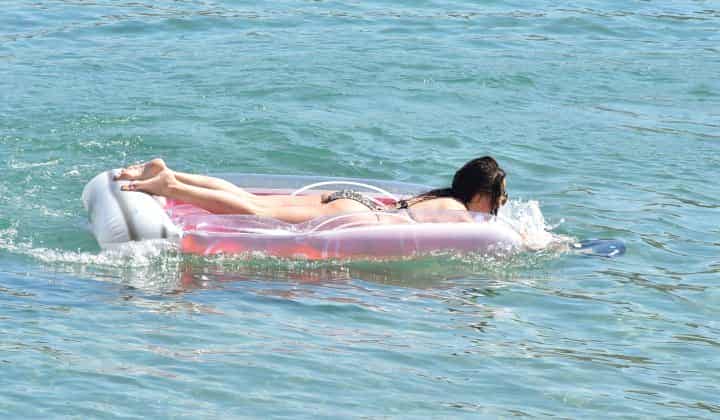 Güzel şarkıcı Çağla, deniz yatağında uyuyakaldı 3 Güzel şarkıcı Çağla, deniz yatağında uyuyakaldı