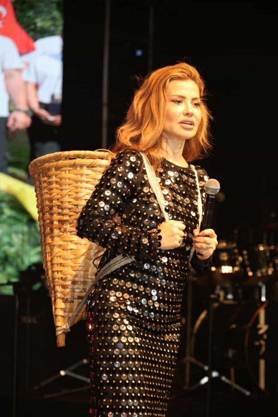 lara cay1 Lara, Arhavi'de hem şarkı söyledi hem çay topladı