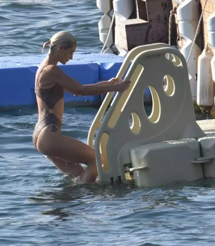 Kendini Bodrum'un serin sularına bıraktı 3 66c18b25242e94c9b9396c78 Kendini Bodrum'un serin sularına bıraktı