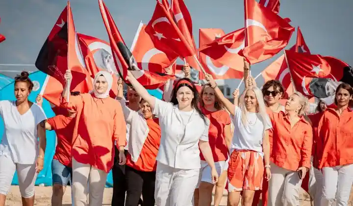 Yasemin Sakallıoğlu ve 25 kadın usta dünyanın en büyük Türk Bayrağını 30 Ağustos Zafer Bayramı için boyadı 4 Yasemin Sakallıoğlu ve 25 kadın usta dünyanın en büyük Türk Bayrağını 30 Ağustos Zafer Bayramı için boyadı