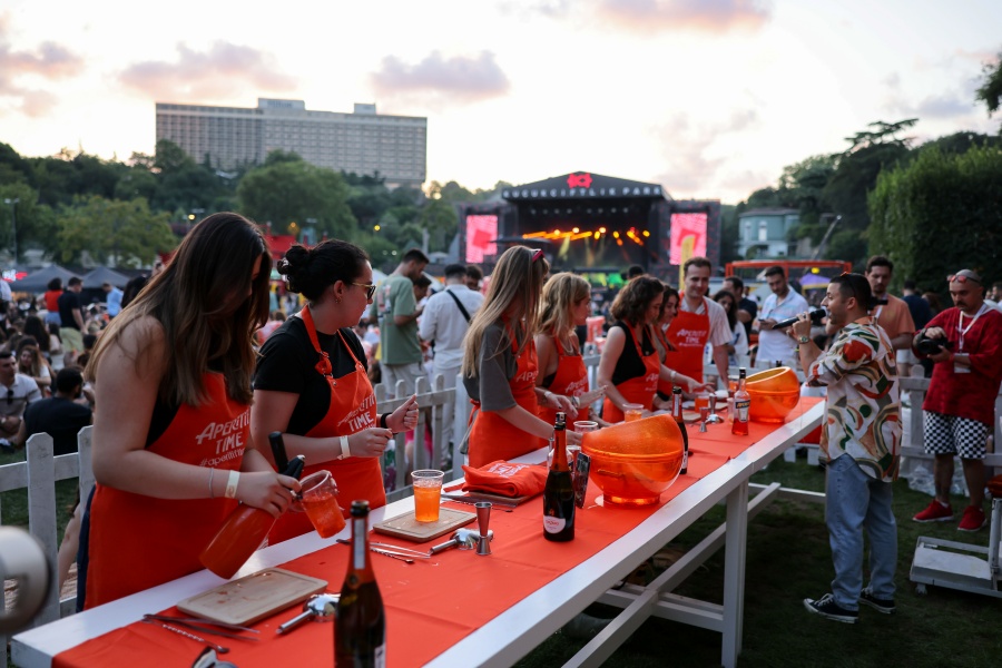 Istanbul Cocktail Fest 900 Küçükçiftlik Park Sahnesi'nde festival coşkusu