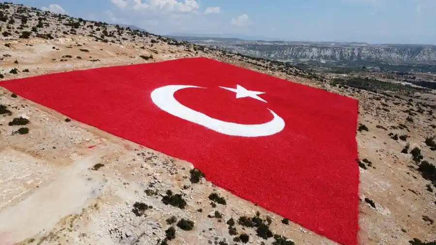 Yasemin Sakallıoğlu ve 25 kadın usta dünyanın en büyük Türk Bayrağını 30 Ağustos Zafer Bayramı için boyadı 7 bayrak Yasemin Sakallıoğlu ve 25 kadın usta dünyanın en büyük Türk Bayrağını 30 Ağustos Zafer Bayramı için boyadı