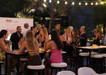Ece Şirin ‘Emily in Paris’ dizisindeki başarısını unutulmaz bir davet ile kutladı