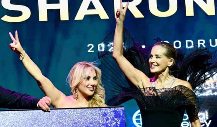 Sharon Stone ve Gaye Donay'dan sahnede zafer işareti 3 Sharon Stone ve Gaye Donay’dan sahnede zafer işareti