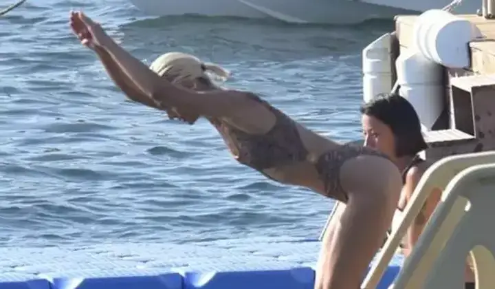 Kendini Bodrum'un serin sularına bıraktı 2 Kendini Bodrum’un serin sularına bıraktı