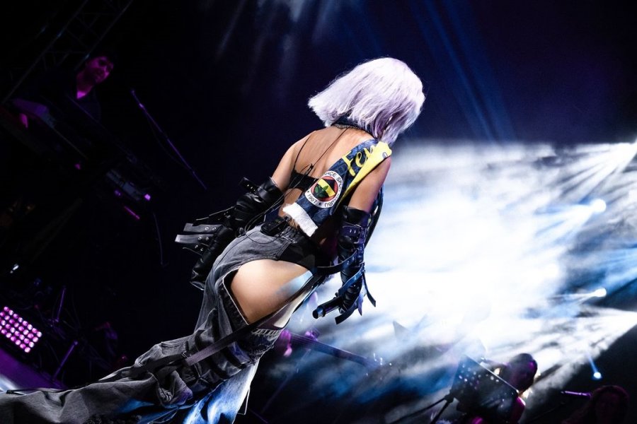 Saçlarını morarttı 7 hande yener mor sac1 Saçlarını morarttı