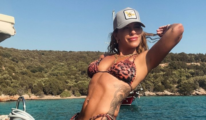 Türkiye’ye doyamayan Irmak Ünal’dan ‘karın kası’ şov
