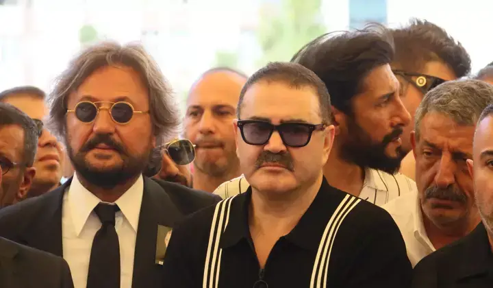 Şafak Sezer, Aydemir Akbaş'ın cenazesinde çileden çıktı 1 Şafak Sezer, Aydemir Akbaş’ın cenazesinde çileden çıktı