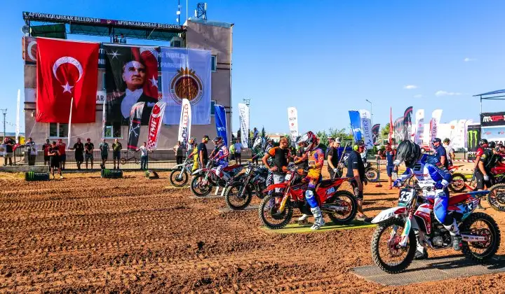 Sanatın ve sporun kalbi Dünya Motokros Şampiyonası'nda attı 4 Sanatın ve sporun kalbi Dünya Motokros Şampiyonası’nda attı