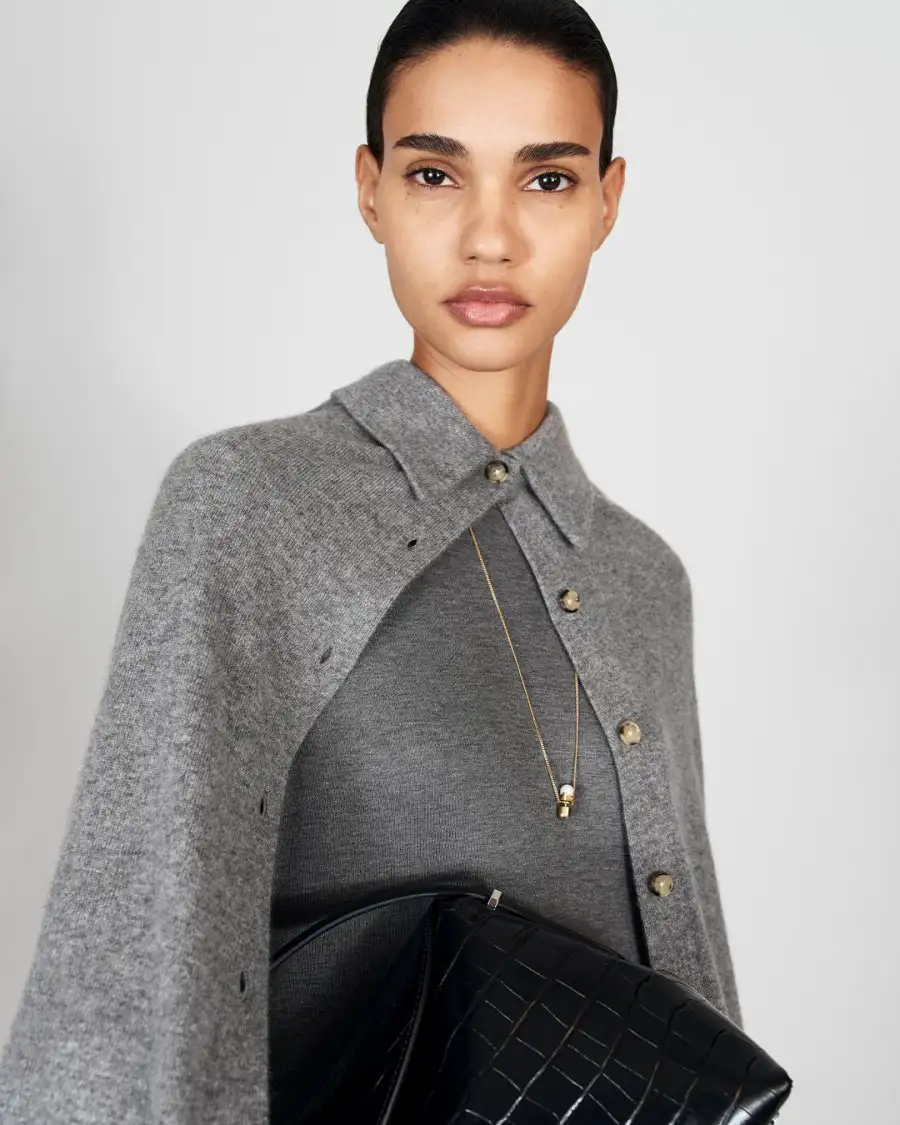Çiçek desenleri ve pastel ekoseler, TOTEME Pre-Fall 2024 Koleksiyonu’na taze bir bakış açısı kazandırıyor. 5 Çiçek desenleri ve pastel ekoseler, TOTEME Pre-Fall 2024 Koleksiyonu’na taze bir bakış açısı kazandırıyor.