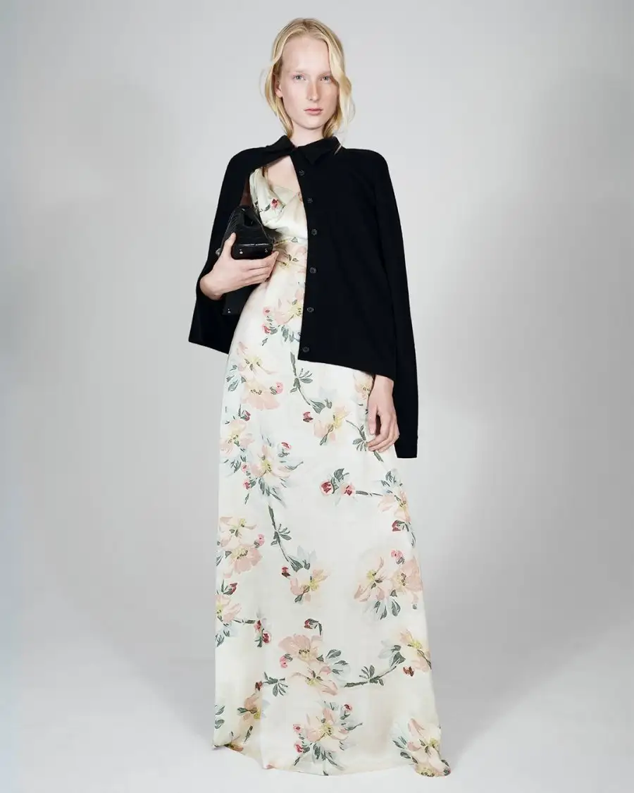 Çiçek desenleri ve pastel ekoseler, TOTEME Pre-Fall 2024 Koleksiyonu’na taze bir bakış açısı kazandırıyor. 4 Çiçek desenleri ve pastel ekoseler, TOTEME Pre-Fall 2024 Koleksiyonu’na taze bir bakış açısı kazandırıyor.