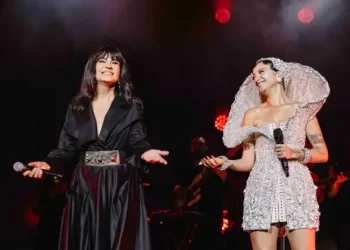 Melike Şahin sahnesinde Ayşegül Aldinç süprizi
