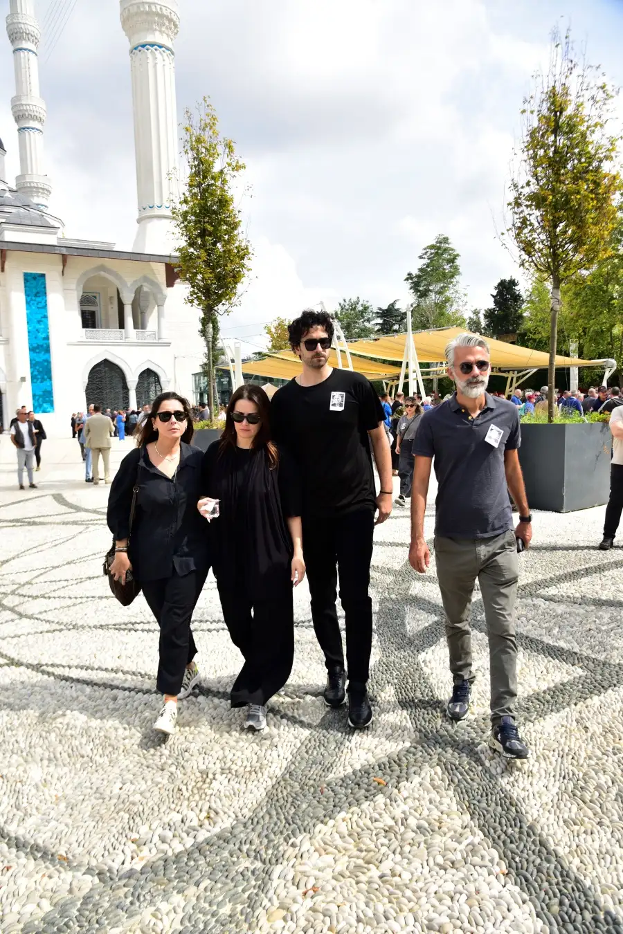 İrem Sak, babasını son yolculuğuna uğurladı 5 MRT2264 900 İrem Sak, babasını son yolculuğuna uğurladı
